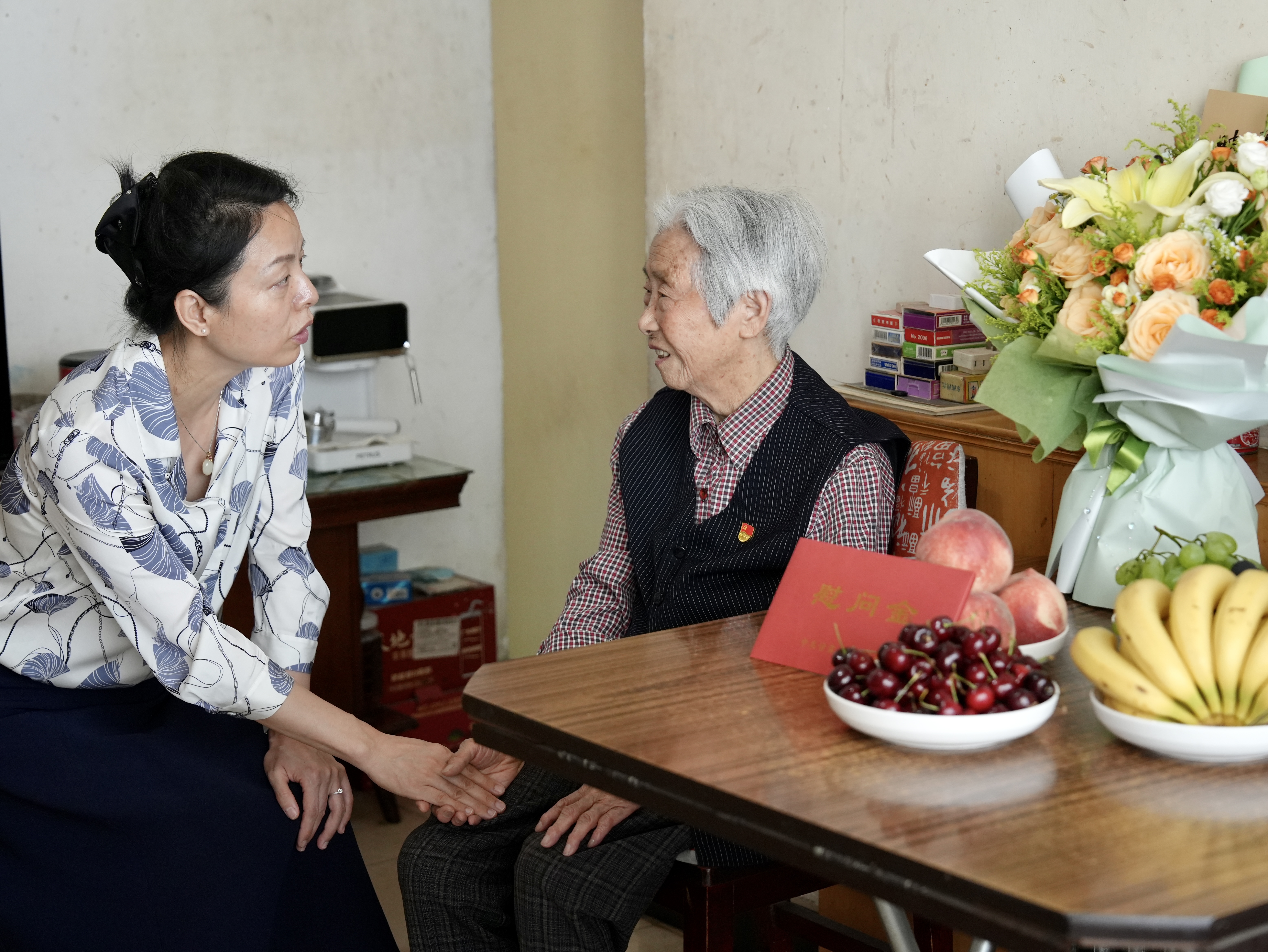 省委组织部副部长、省委老干部局局长蒋小丽走访慰问集团离休干部
